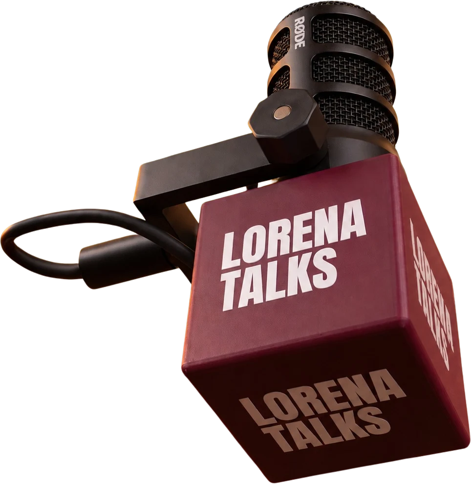 Microfone com o cubo Lorena Talks